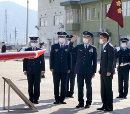 航空自衛隊防府北基地を視察する岸防衛相（手前右）＝１４日午前、山口県防府市