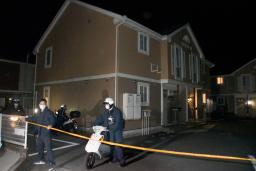 ２人が死亡した現場付近を警戒する警察官＝１日午後９時５０分、鹿児島市吉野町