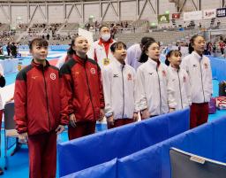 チームとして最後の大会となった全日本団体選手権の女子を終え、観客にあいさつする山田千遥（左端）ら朝日生命＝１０日、福井県産業振興施設