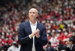 バスケットボール男子Ｗ杯アジア２次予選のバーレーン戦で、試合を見守る日本代表のホーバス監督＝２月、高崎アリーナ