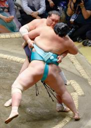 照ノ富士（奥）が寄り切りで琴ノ若を下す＝両国国技館
