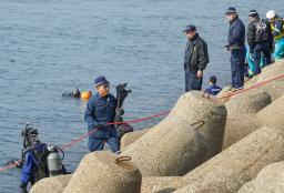 小学２年女児殺害事件で凶器を捜索する兵庫県警の捜査員ら＝２１日午前１０時２６分、兵庫県播磨町