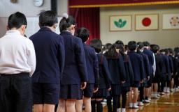 福岡県みやま市の小学校で開かれた集会で黙とうする児童＝２６日午前