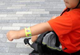 大阪・関西万博会場で無料配布されている「まいごリストバンド」