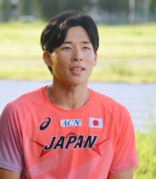 取材に応じる陸上男子１１０メートル障害の野本周成＝５日、広島県東広島市の広島大