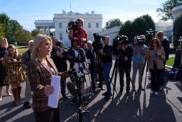 米ホワイトハウスで記者団に話すレビット報道官＝２日、ワシントン（ＡＰ＝共同）