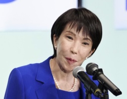 自民党総裁選後に開かれた両院議員総会であいさつする高市早苗新総裁＝４日午後３時３分、東京・永田町の党本部