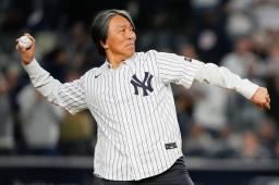 ヤンキースとブルージェイズの地区シリーズ第４戦の始球式を行う松井秀喜さん＝ニューヨーク（ＡＰ＝共同）