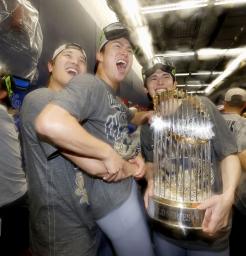 米大リーグ、ワールドシリーズ２連覇を達成し、シャンパンファイトで盛り上がるドジャースの（左から）大谷翔平、山本由伸、トロフィーを持つ佐々木朗希＝２日、トロント（共同）