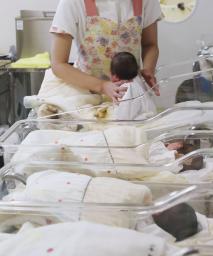 新生児室の赤ちゃん（ガラス越しの撮影です）