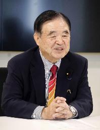 遠藤利明氏＝６月、東京都内