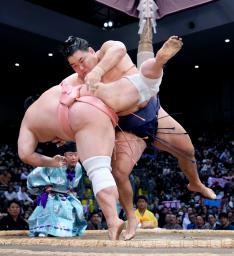 豊昇龍（右）が足取りで宇良を下す＝福岡国際センター