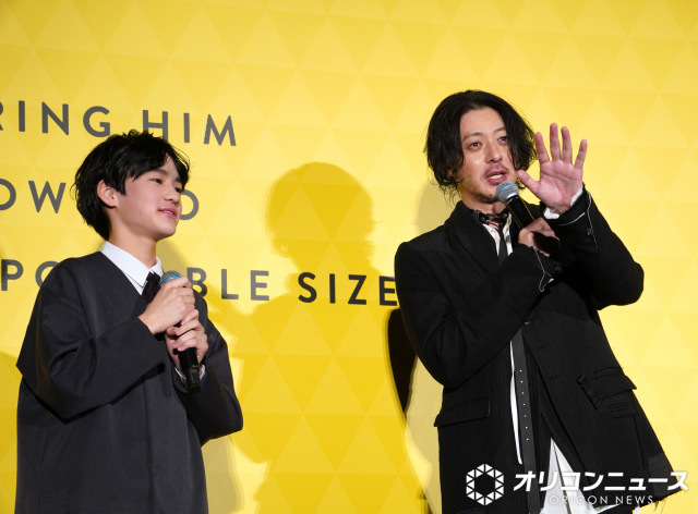 映画『兄を持ち運べるサイズに』初日舞台あいさつに登壇した（左から）味元耀大、オダギリジョー （C）ORICON NewS inc.