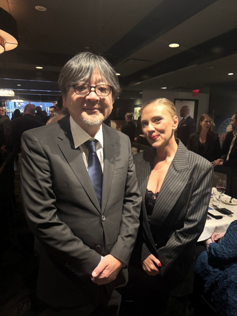 カナダ・トロントで開催された「ソニー・ピクチャーズ・クラシックス TIFF セレブレーション・ディナー」でスカーレット・ヨハンソンと記念撮影に成功した細田守監督