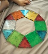 「四角と三角で丸を作った」という息子の作品／m.wさん（@rmw_0714）提供