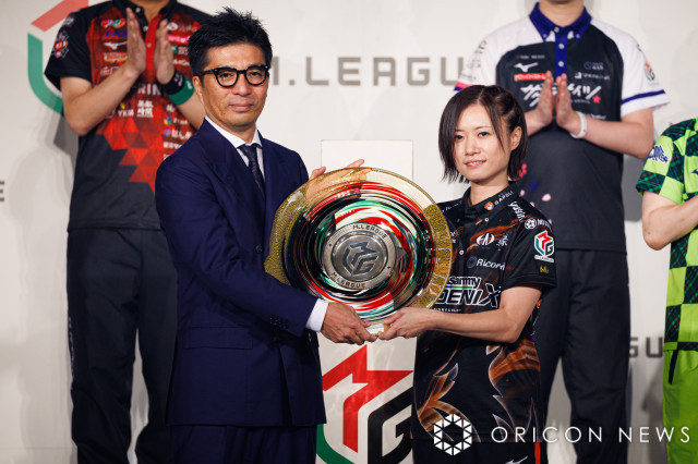 優勝シャーレを変換したセガサミーフェニックスの茅森早香 （C）Mリーグ