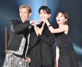 『第41回 マイナビ 東京ガールズコレクション 2025 AUTUMN／WINTER』に出演した（左から）綱啓永、高橋文哉、岡崎紗絵 （C）ORICON NewS inc.
