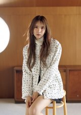 5日発売『andGIRL』秋号に登場する小林由依