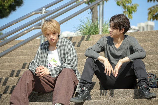 『パパと親父のウチご飯』に出演する(左から)猪俣周杜、松島聡 (C)テレビ朝日