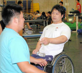 一緒にトレーニングする学生にアドバイスを送る宇城＝印西市
