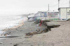 長生村の一松海岸では、海の家があった場所まで浸食が進んでいた=27日