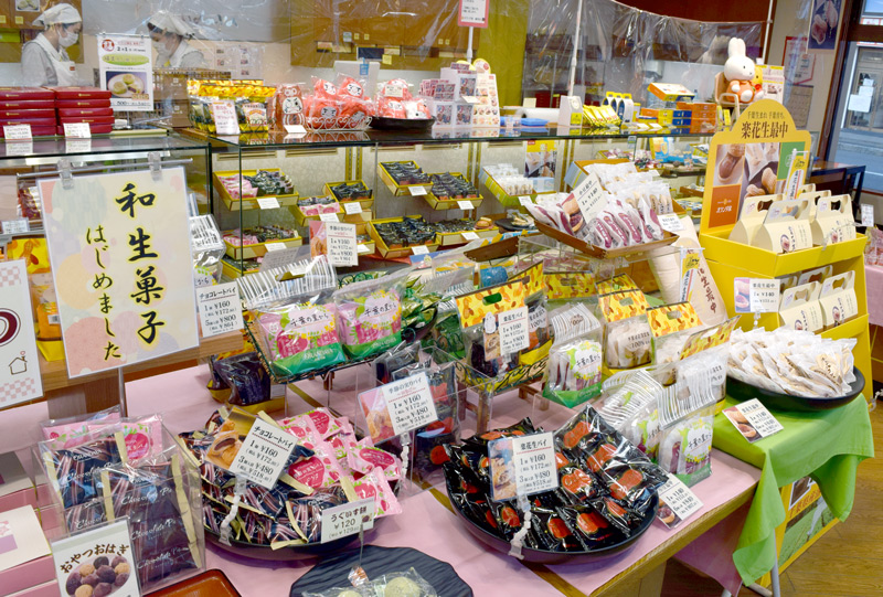 店内にはパイなど落花生を使った他の商品も並ぶ