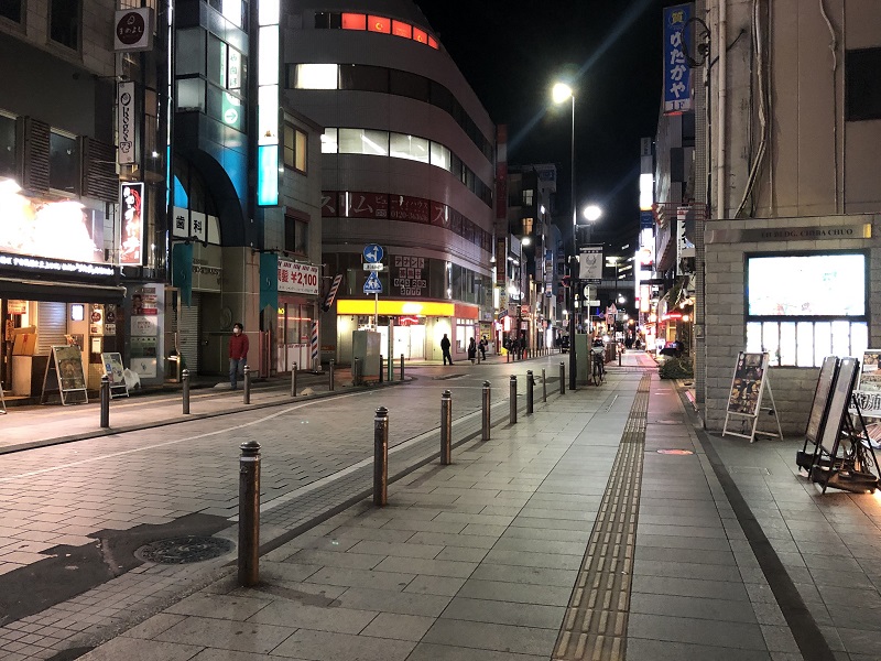 多くの飲食店が時短要請に協力する中、夜の繁華街は静寂に包まれていた＝１７日午後８時５０分ごろ、千葉県内