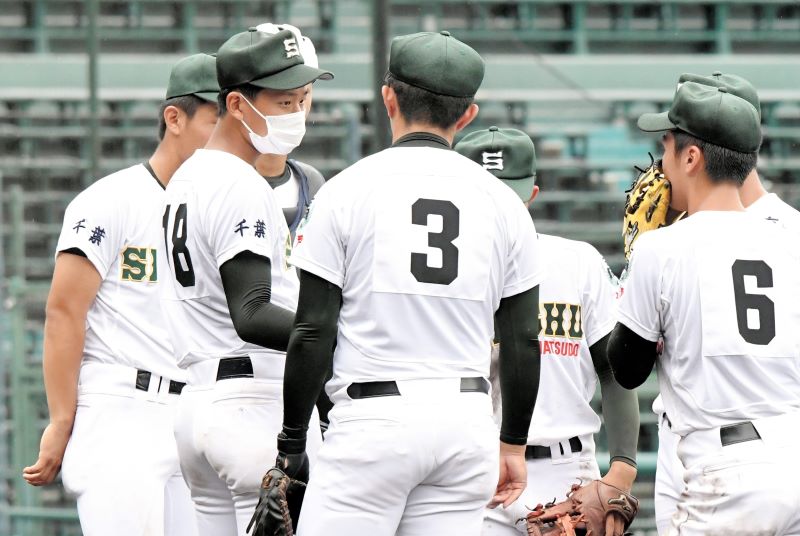 専大松戸―明豊 3回表明豊無死一、二塁、伝令で登場し声を掛ける専大松戸・石神(18)=16日、甲子園