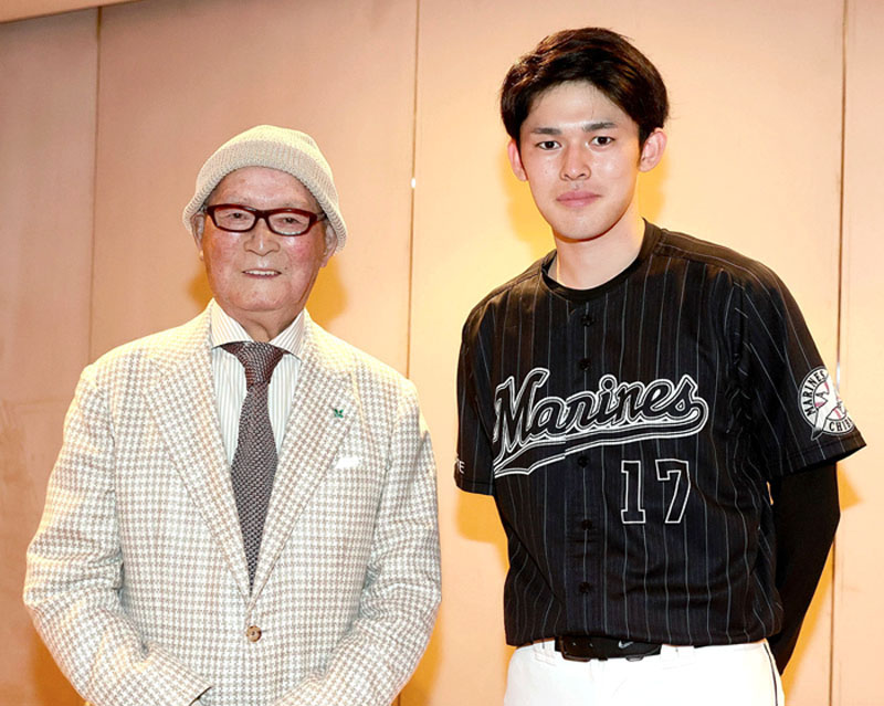 試合前に面会した巨人の長嶋茂雄終身名誉監督（左）と千葉ロッテの佐々木朗希投手＝東京ドーム（読売巨人軍提供）