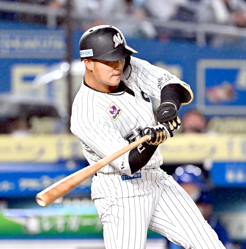 6回千葉ロッテ2死一、二塁、代打山口が左中間に逆転3ランを放つ=ZOZOマリン