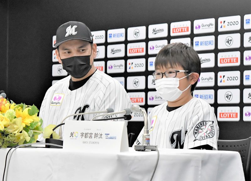 井口資仁監督（左）に見守られながら入団会見を行った宇都宮幹汰君