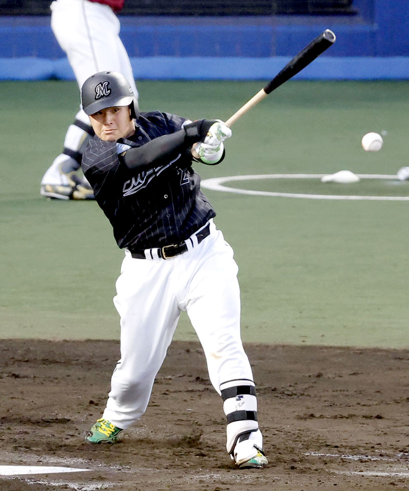 ２回全パ１死二、三塁、松川が右前に適時打を放つ（共同）