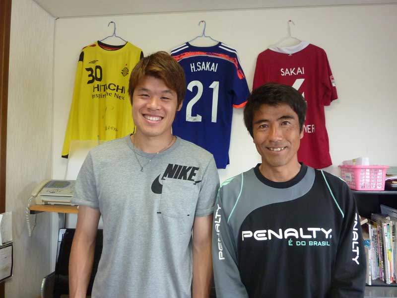 一緒に写真に収まる酒井選手(左)と倉持さん(倉持さん提供)