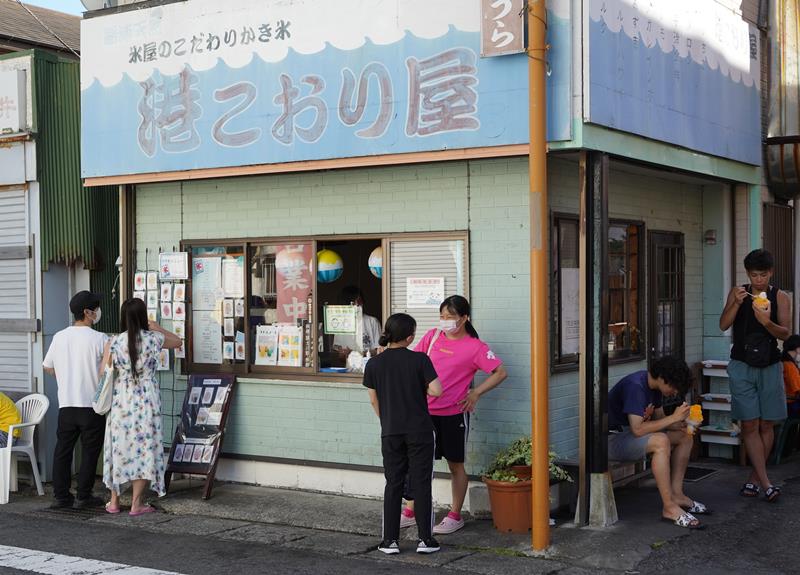他と比べれば勝浦市は「涼しいまち」だが、市内のかき氷店は涼を求める客でにぎわった=7月