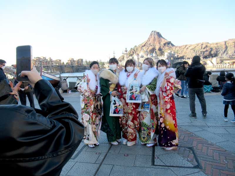 東京ディズニーシーで、晴れ着姿で撮影する新成人