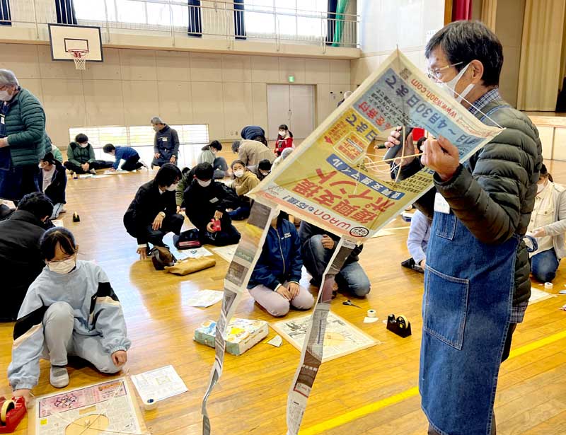 たこ作りに挑戦する発明クラブの少年少女＝昨年１２月、市原市の姉崎小学校