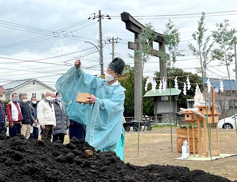 桜の植樹を前に、開花を願い神事を行う海上宮司