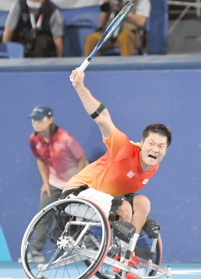 東京パラリンピックの車いすテニス男子シングルスでプレーする国枝慎吾=2021年9月、東京都江東区の有明テニスの森公園