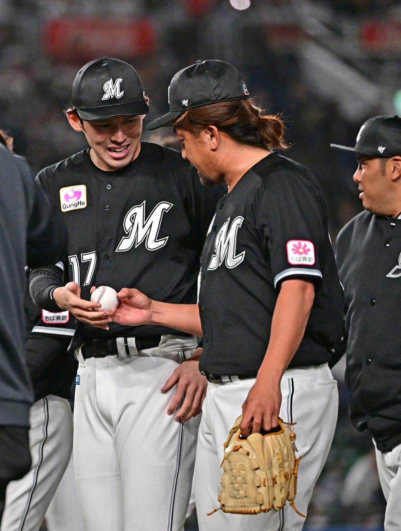 沢村(右)からウイニングボールを受け取る千葉ロッテの佐々木朗