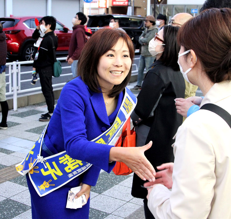街頭演説後に聴衆と握手する岡野氏＝２２日、市川市