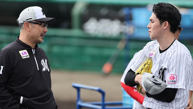 「あまり思い込まなくていい」と吉井監督(左)。佐々木朗と2人きりで話すのは久しぶりだった