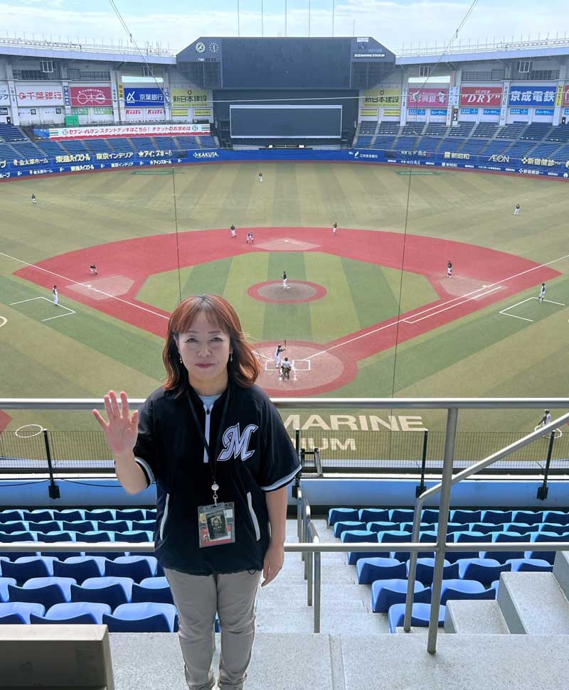 ZOZOマリンスタジアムで場内アナウンスを担当している谷保恵美さん=27日(球団提供)