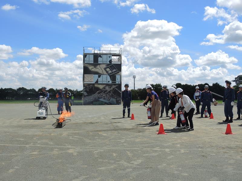 会場の川村学園女子大の学生らも消火器の使い方を訓練