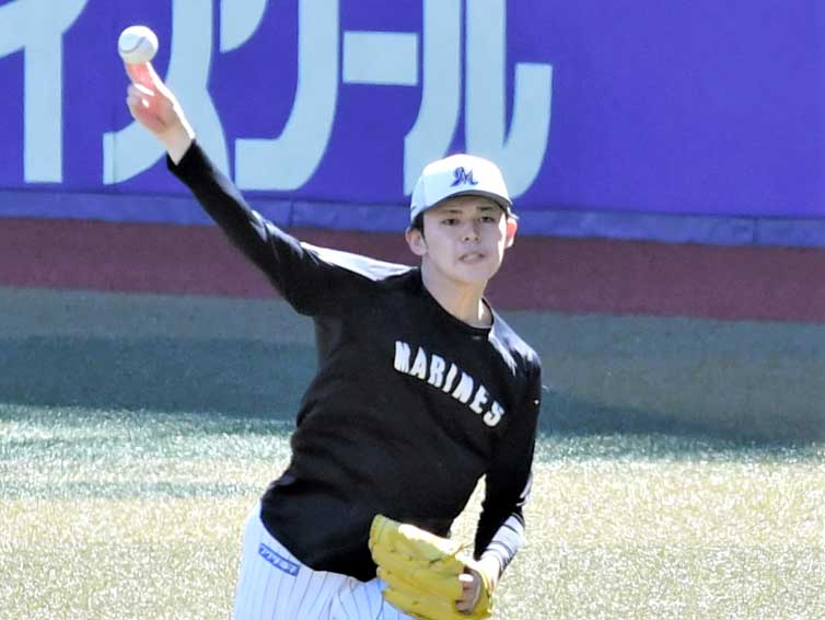 14日の先発登板に向けて調整する千葉ロッテの佐々木朗=ZOZOマリン