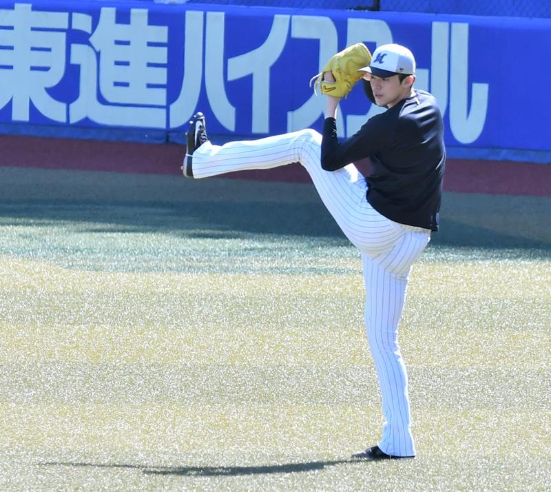 14日の先発登板に向けて調整する千葉ロッテの佐々木朗=ZOZOマリン