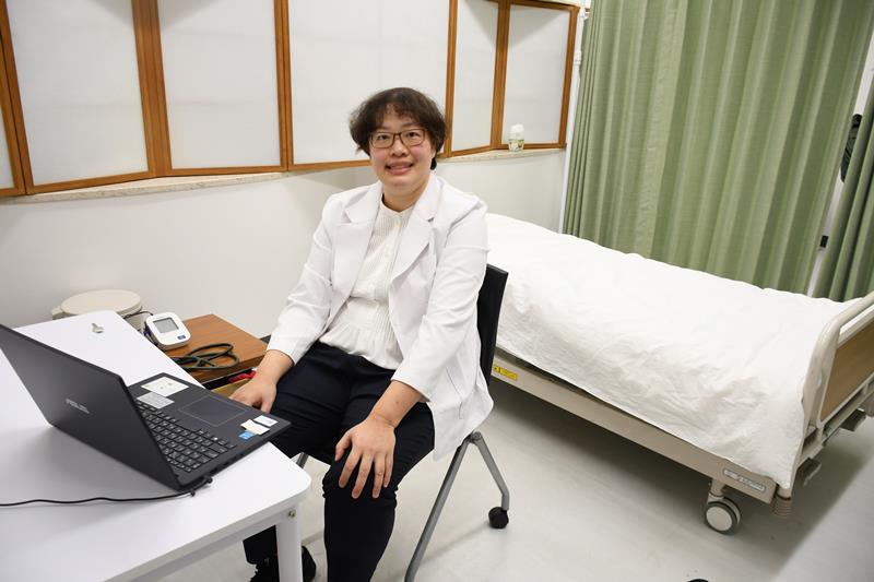 新たに開院した「成田国際空港クリニック」で旅客や従業員を多言語対応で診療する張院長=19日、成田市