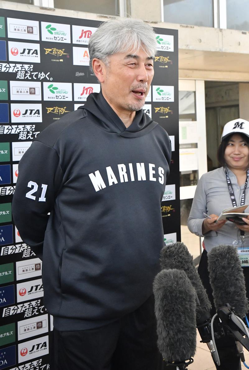 取材に応じる千葉ロッテの吉井監督=石垣市