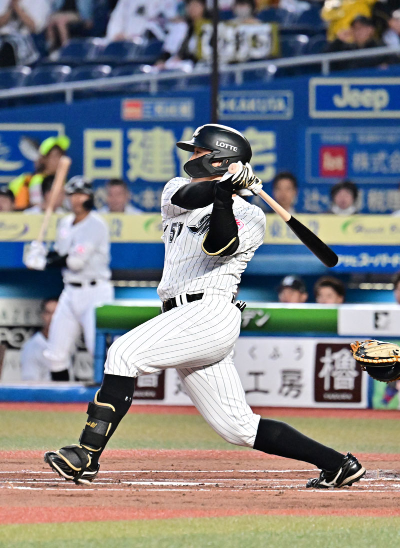 １回千葉ロッテ２死一、二塁、山口が中前に先制打を放つ