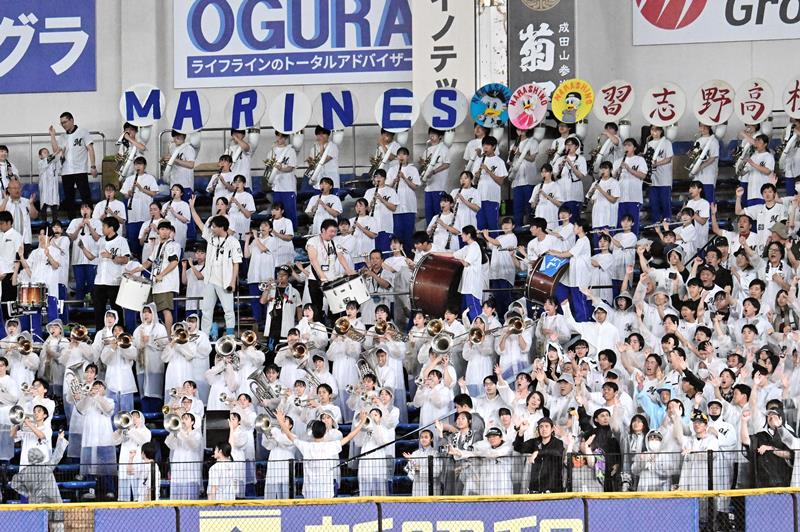 右翼スタンドで“美爆音”を響かせる習志野高吹奏楽部