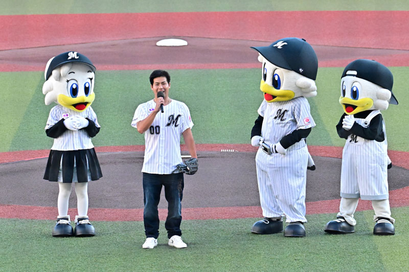オリックス戦の試合前に始球式を務めたサーフィン男子日本代表の稲葉玲王